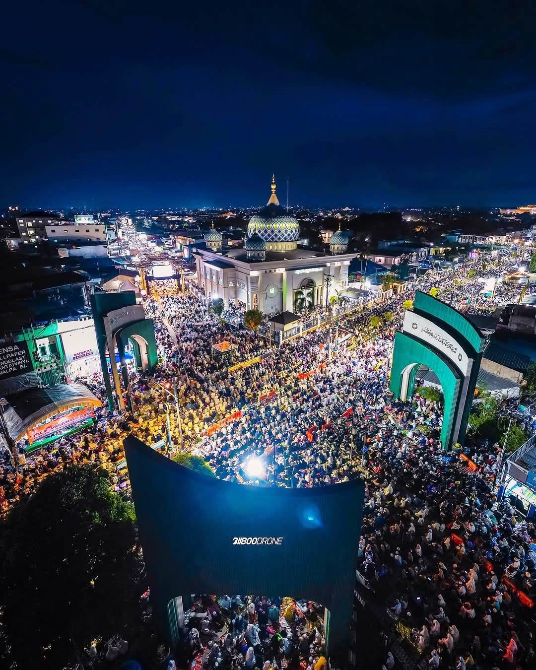 Lonjakan jumlah jemaah terjadi pada Haul Guru Sekumpul tahun ini. Foto diambil dari simpang empat yang berjarak 700 meter dari Musala Ar-Raudhah. Foto: IG @akirbiiboo