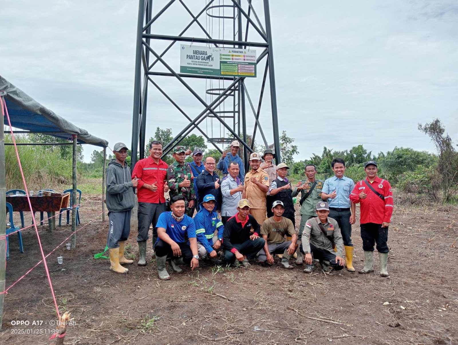 Belantara Foundation membangun menara pantau gajah liar serta menyerahkan sumbangan peralatan mitigasi konflik manusia-gajah kepada masyarakat di Desa Jadi Mulya, Kabupaten Ogan Komering Ilir (OKI), Sumatera Selatan pada Sabtu, 25 Januari 2025. Foto: Bela