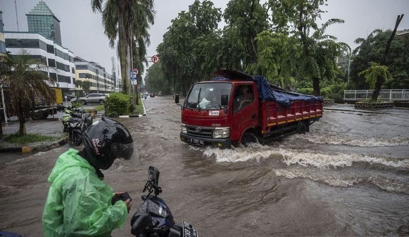 Transjakarta Rekayasa Rute akibat Banjir Melanda Sebagian Jakarta