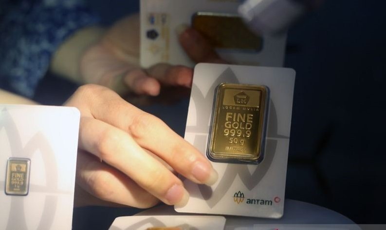 Seorang karyawan menunjukkan emas Antam yang dijual di Butik Emas Logam Mulia PT Aneka Tambang (Antam), Jakarta, Rabu (25/9/2024). Foto: ANTARA