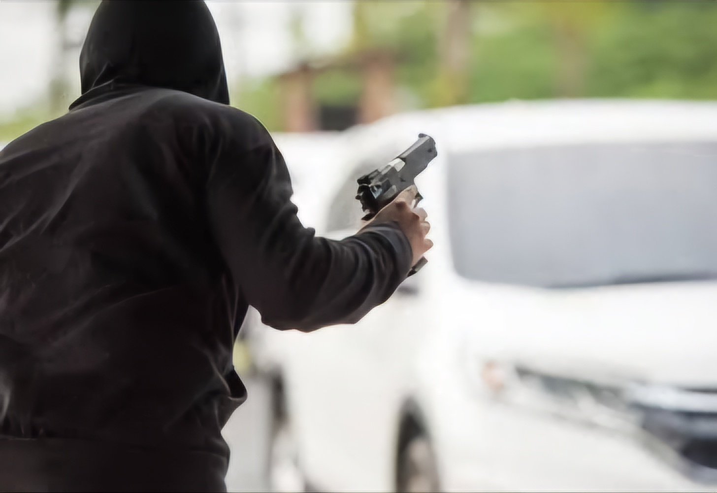 Ilustrasi seorang maling membawa senjata api mencoba mencuri mobil. Foto: istimewa
