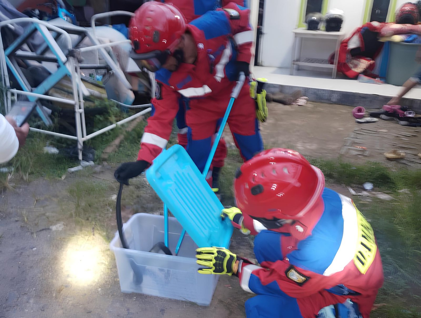 Petugas Dinas Damkar Kabupaten Banjar berhasil menangkap ular kobra yang menewaskan bocah, Kamis (27/2). Foto-istimewa