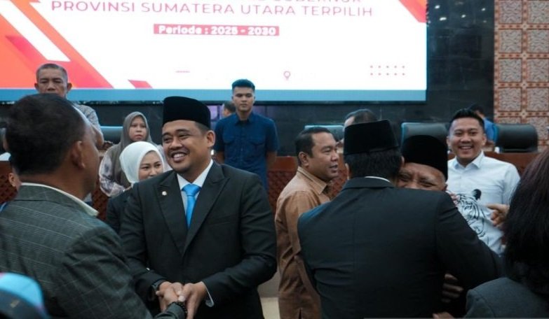 Wali Kota Medan Bobby Nasution (kedua kiri) menyalami seorang anggota dewan usai menghadiri rapat paripurna DPRD Sumatera Utara dengan agenda Pengumuman Penetapan Pasangan Calon Gubernur dan Wakil Gubernur Sumatera Utara Terpilih Periode 2025-2030, di Med