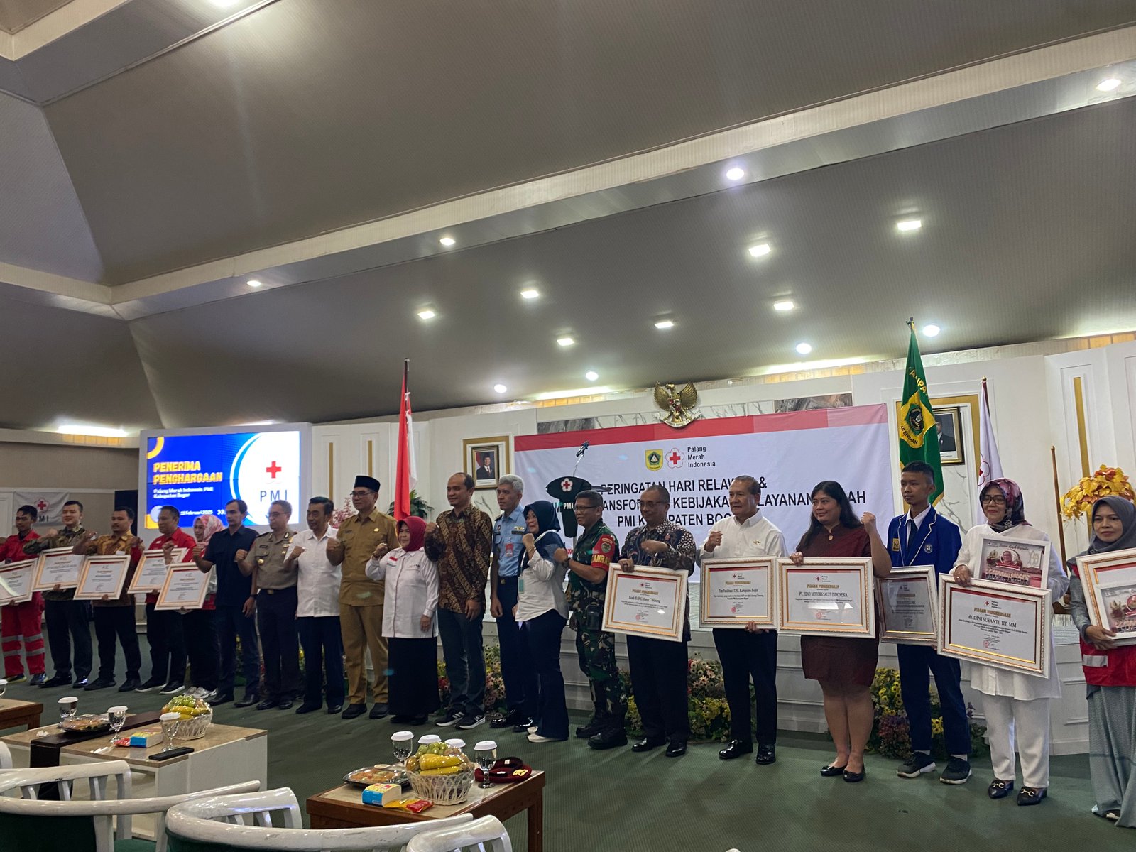 Hino menberikan donasi berupa sarana darurat untuk PMI Kabupaten Bogor. Foto: dok. HMSI