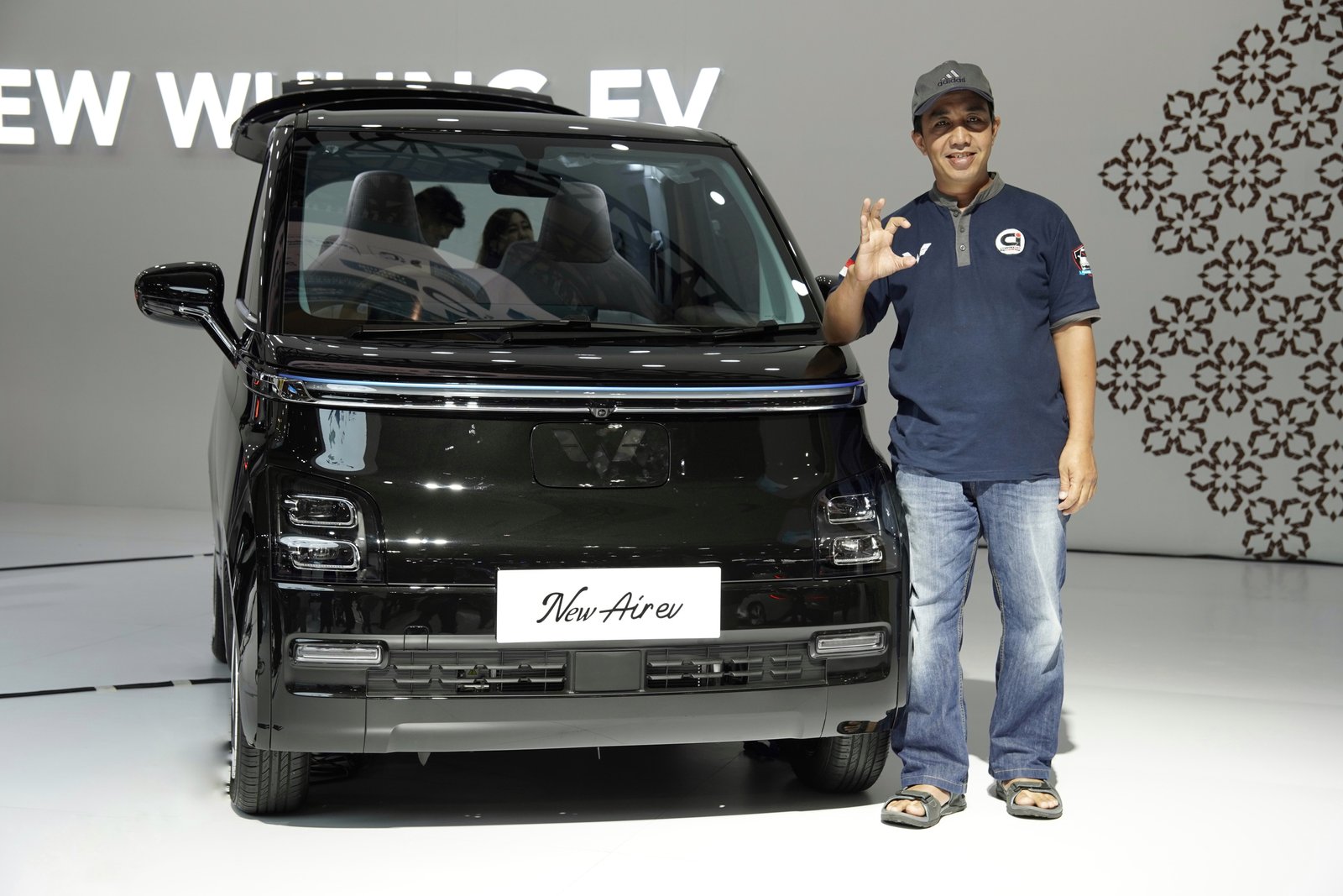 Dedi Hery, Ketua Bidang Usaha Cortezian Indonesia, tertarik dengan pilihan warna baru, yaitu Starry Black pada New Air ev. Foto: dok. Wuling