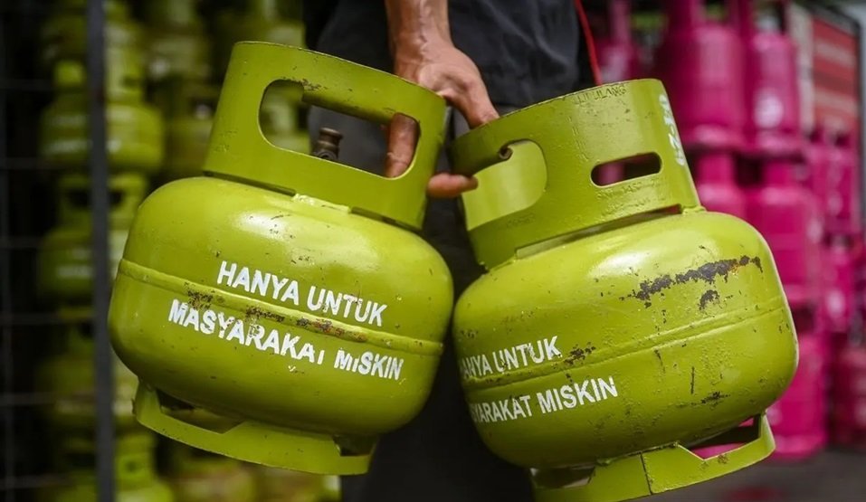 Pekerja melakukan bongkar muat gas elpiji 3 kg bersubsidi di Jakarta, Jumat (26/4/2024). Menurut Kementerian ESDM pengaturan pembelian elpiji 3 kg dengan syarat menunjukkan KTP mulai efektif diberlakukan pada Juni 2024 setelah berakhirnya masa pendaftaran