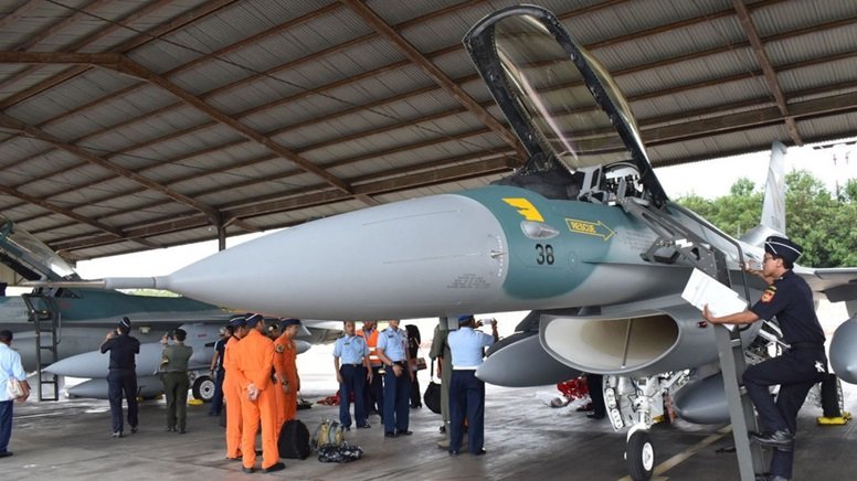 Mencuci Pesawat Tempur F-16 Secara Manual, Metode Efektif yang Teruji