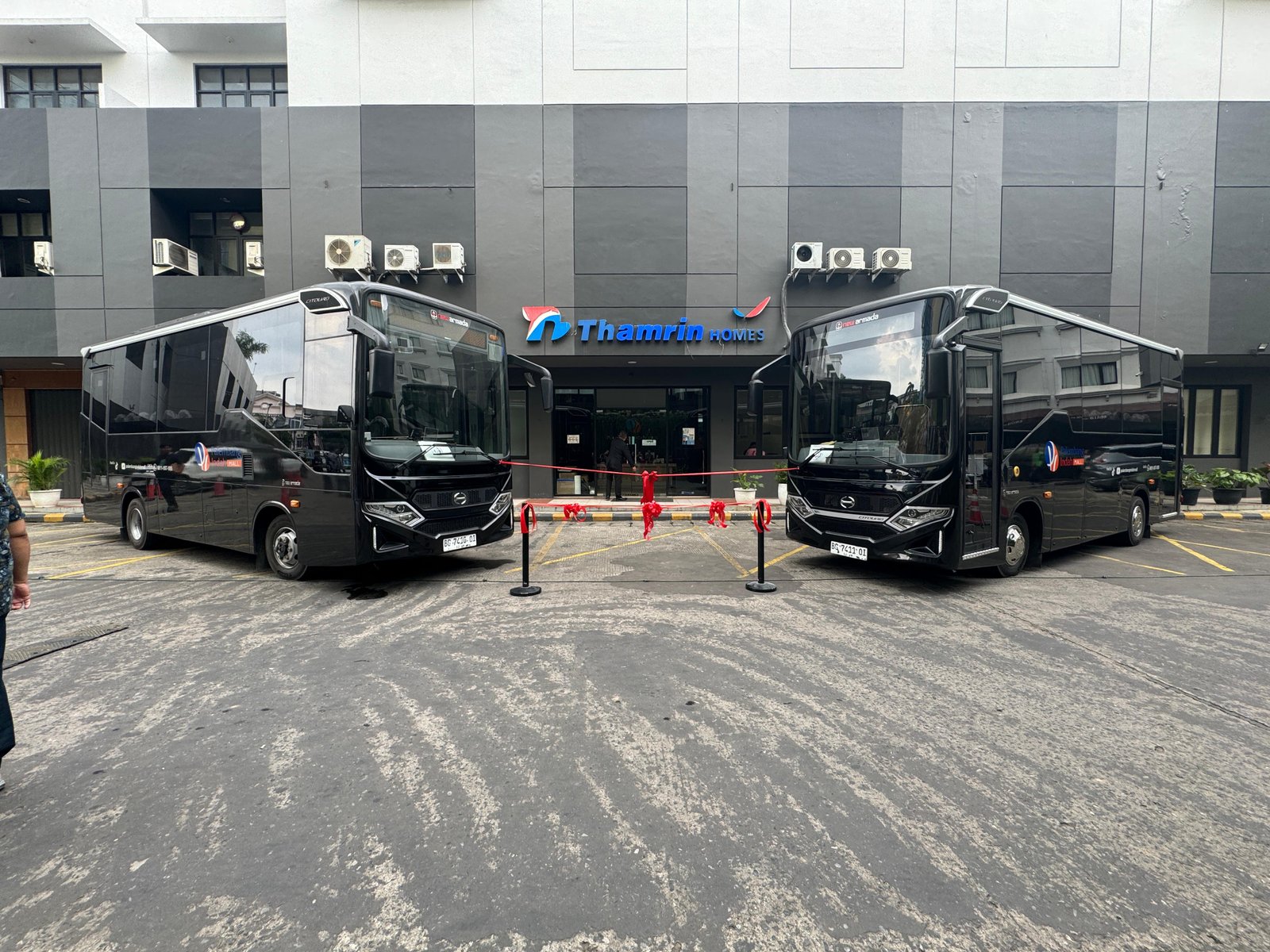 Hino serah terima dua unit Hino Bus GB 150 AT kepada Palembang Indah Mall (PIM). Foto: dok. HMSI