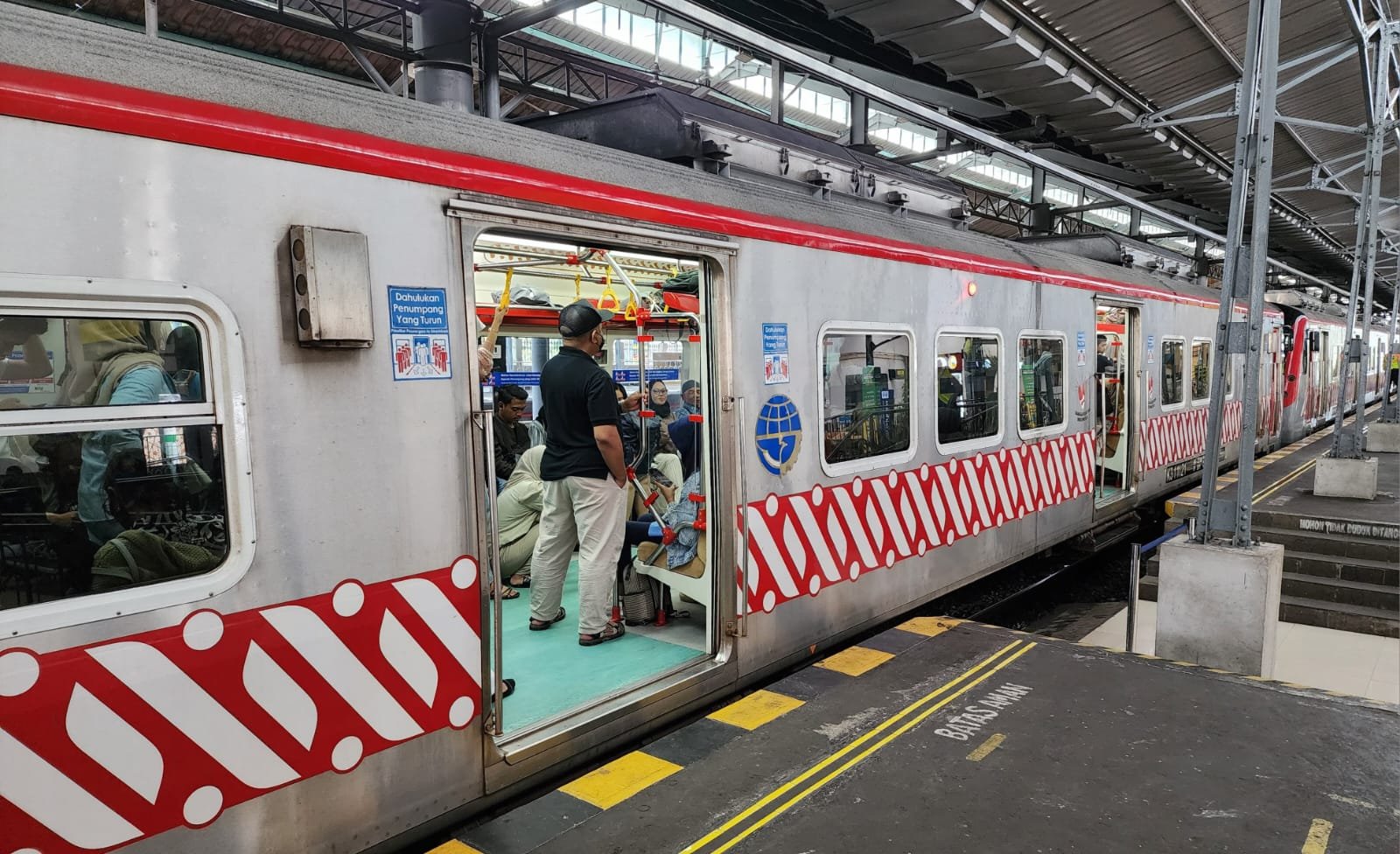 KRL rute Jogja-Solo-Palur menambah jadwal perjalanan per hari menjadi 27 dari 24 perjalanan mulai Sabtu (1/2). Foto: apakabar.co.id/Fernando Fitusia