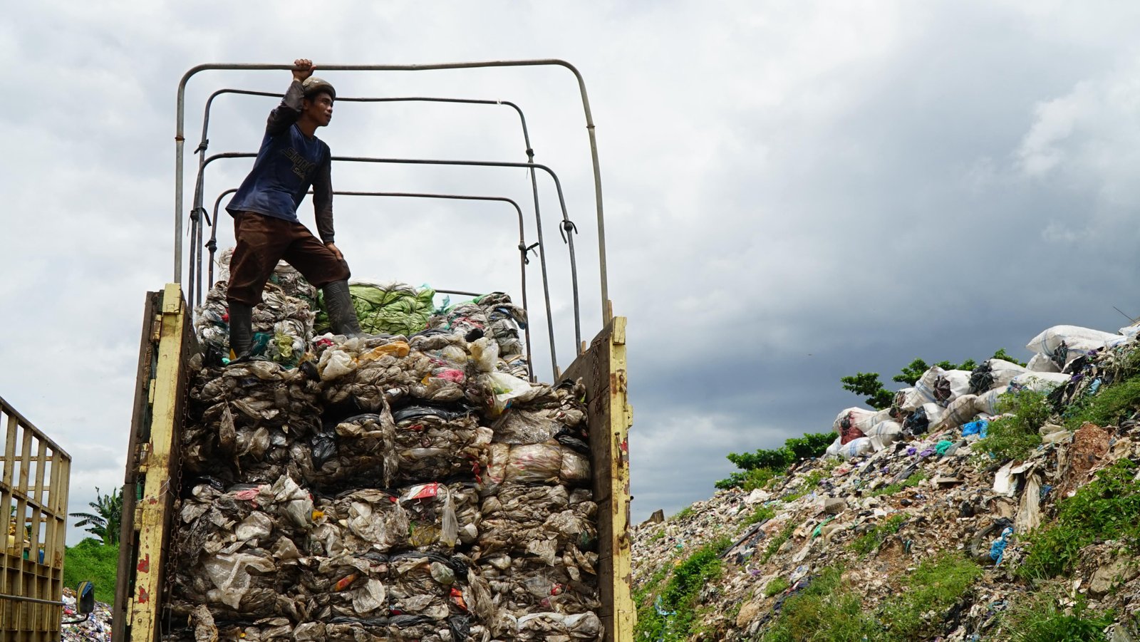 Bukan Makan Bergizi Gratis, Ibnu Sina Pakai Dana BTT untuk Atasi Krisis Sampah