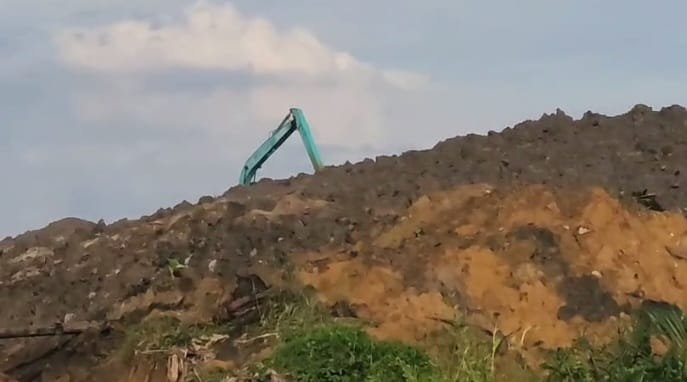 Aktivitas tambang Batubara yang diduga ilegal beroperasi di dekat Daerah Aliran Sungai (DAS) yang berlokasi di Desa Kintap ,Kecamatan Kintap ,Kabupaten Tanah Laut Kalimantan Selatan,tepatnya di Kilometer 92 Batu Anting. Foto: Istemewa.