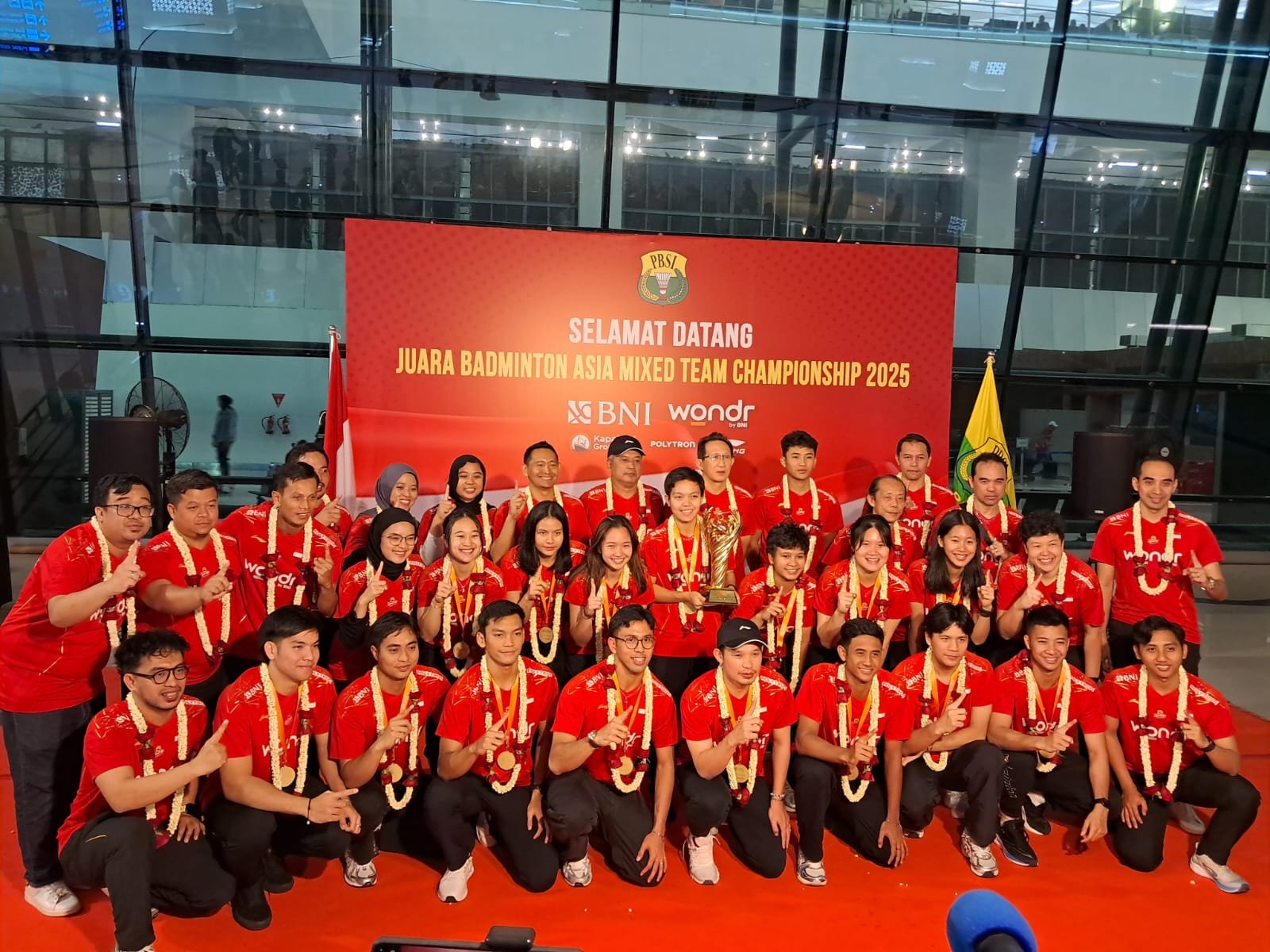 Tim Bulu Tangkis Indonesia Disambut Meriah Usia Bawa Gelar BAMTC 2025 