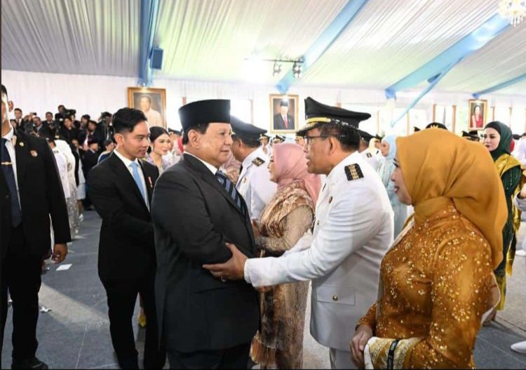 Presiden Indonesia, Prabowo Subianto, saat memberikan ucapan selamat kepada Bupati dan Wakil Bupati Hulu Sungai Utara (HSU), H. Sahrujani dan Hero Setiawan di Istana Negara, Rabu (19/2).