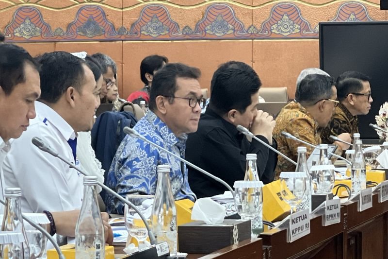 Menteri Perdagangan Budi Santoso (batik biru) dalam Rapat Kerja dengan Komisi VI DPR RI di Senayan, Jakarta, Kamis (13/2/2025). Foto: Antara