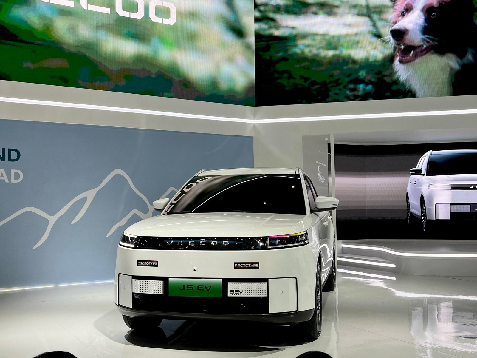 Jaecoo Indonesia mempekenalkan Jaecoo J5 EV secara global di ajang IIMS 2025. Foto: apakabar.co.id/Farhan