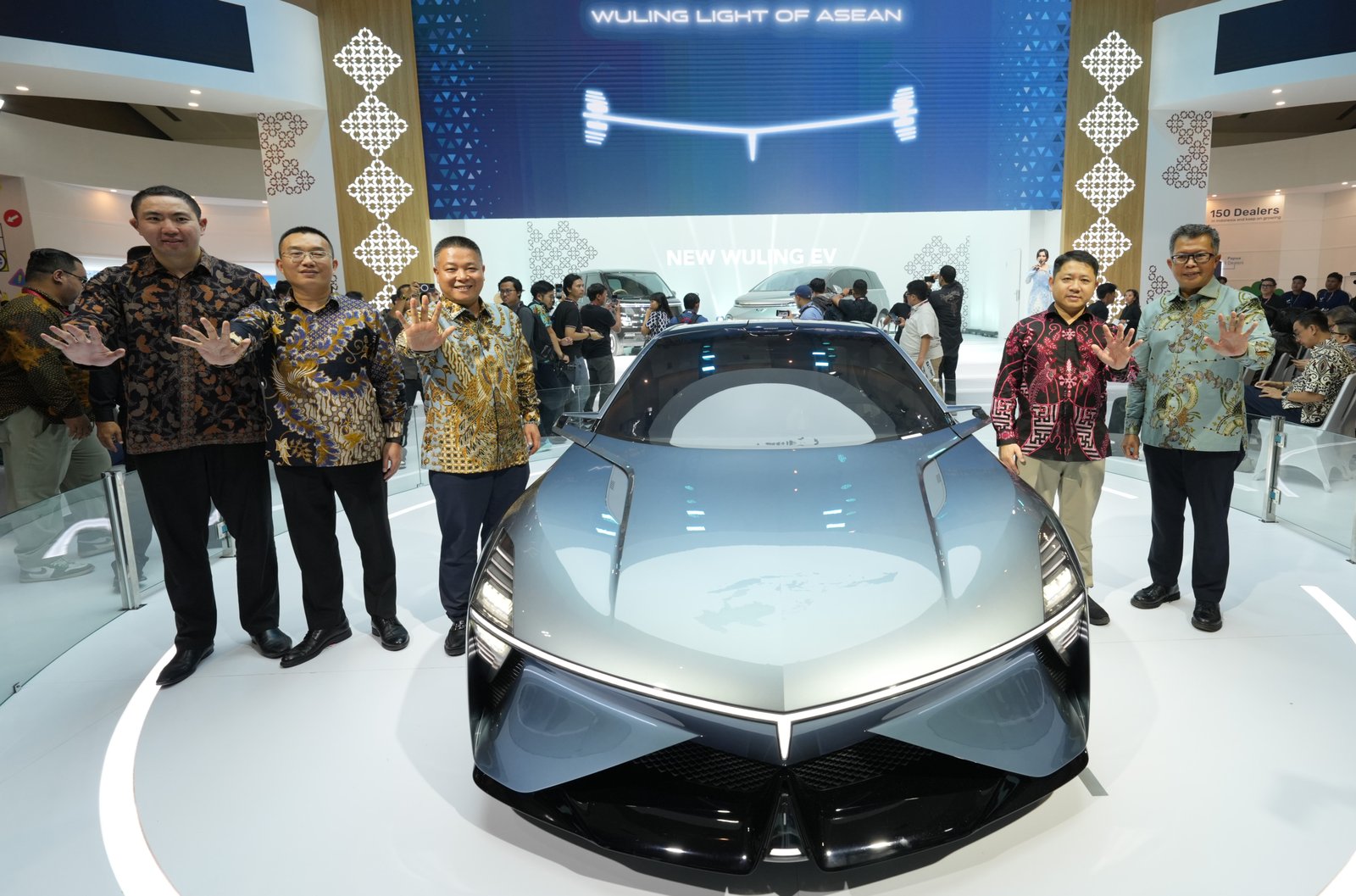Jajaran Manajemen Wuling bersama Wuling Light of ASEAN dalam IIMS 2025. Foto: dok. Wuling