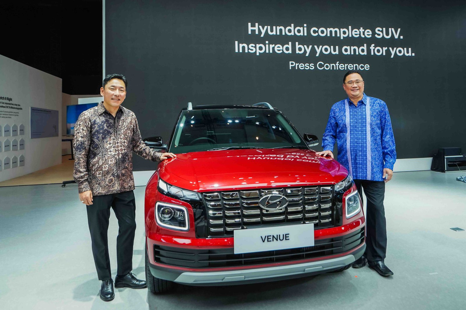 Ju Hun Lee, President Director HMID dan Fransiscus Soerjopranoto, COO HMID di Peluncuran Hyundai Venue di IIMS 2025. Foto: dok. HMID
