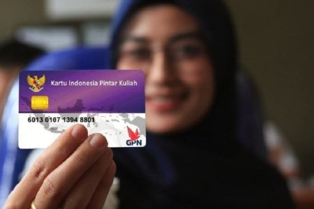 Pemerintah Indonesia terus berkomitmen untuk fokus meningkatkan pembangunan sumber daya manusia melalui berbagai upaya cerdas. Salah satunya adalah dengan Kartu Indonesia Pintar Kuliah (KIP-Kuliah). Foto: ANTARA