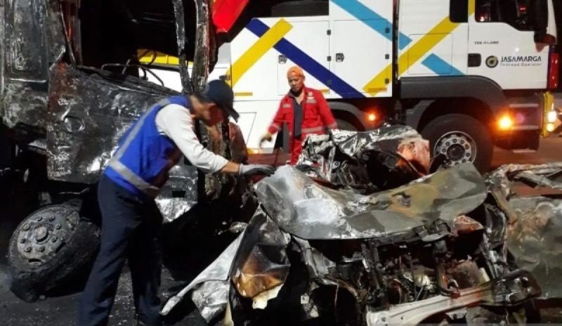 Petugas menangani lokasi kecelakaan di Gerbang Tol Ciawi, Kelurahan Katulampa, Kota Bogor, Jawa Barat, Rabu (5/2/2025). Foto: Damkar Kota Bogor