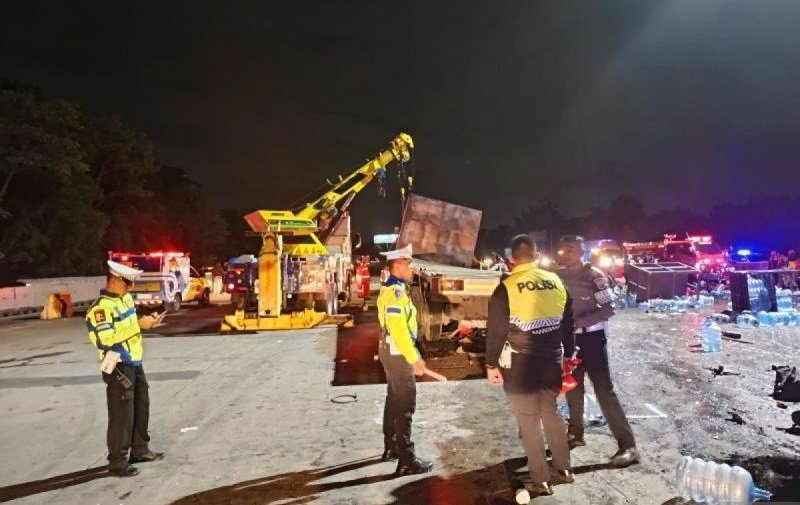 Petugas Kepolisian melakukan penanganan di lokasi kejadian di Gerbang Tol Ciawi, Kelurahan Katulampa, Kota Bogor, Jawa Barat, Rabu (5/2/2025). Foto: Polresta Bogor Kota