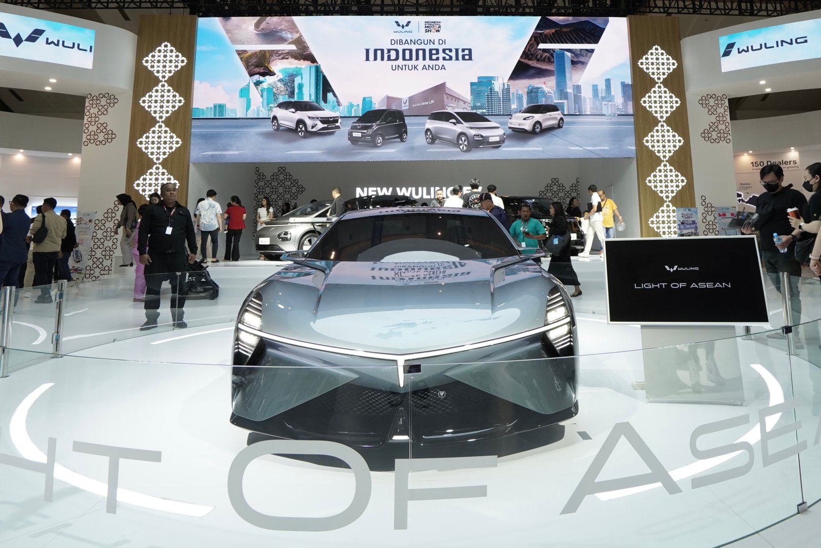 Komunitas mobil listrik Wuling melihat langsung Concept Car ‘Light of ASEAN’ di ajang IIMS 2025. Foto: dok. Wuling