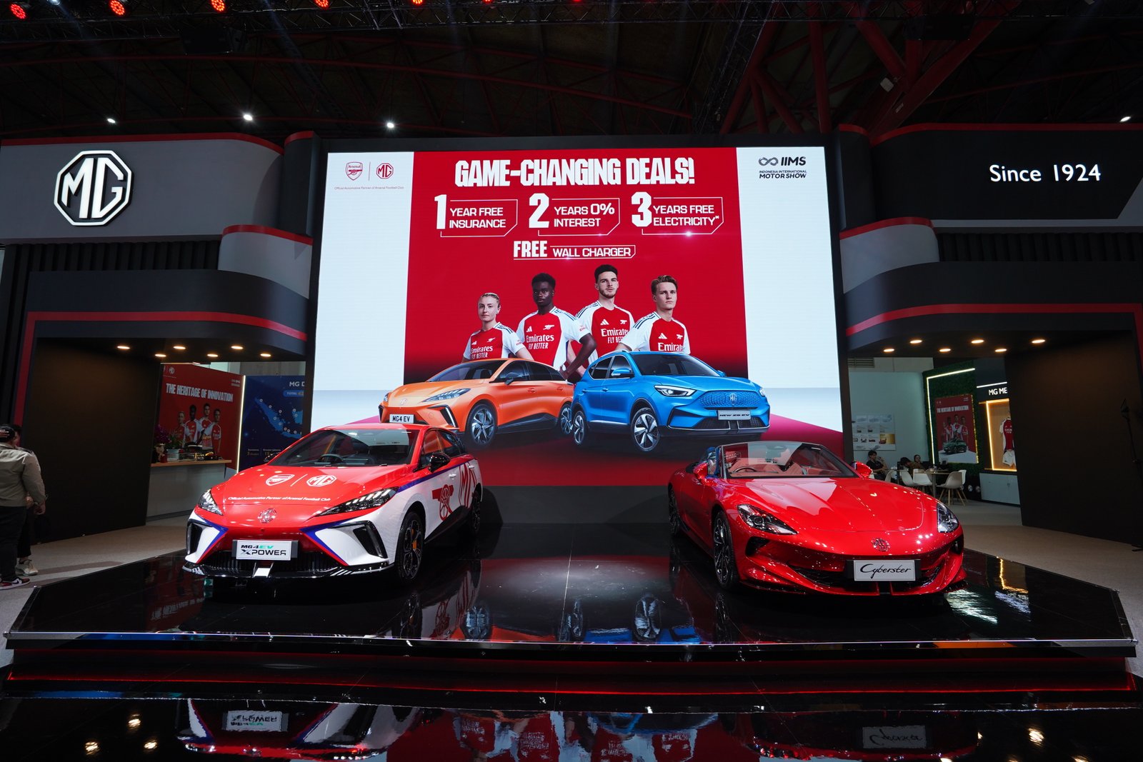 MG menampilkan lini produk lengkap di IIMS 2025, termasuk MG 4 EV dengan Arsenal Livery. Foto: dok. MG