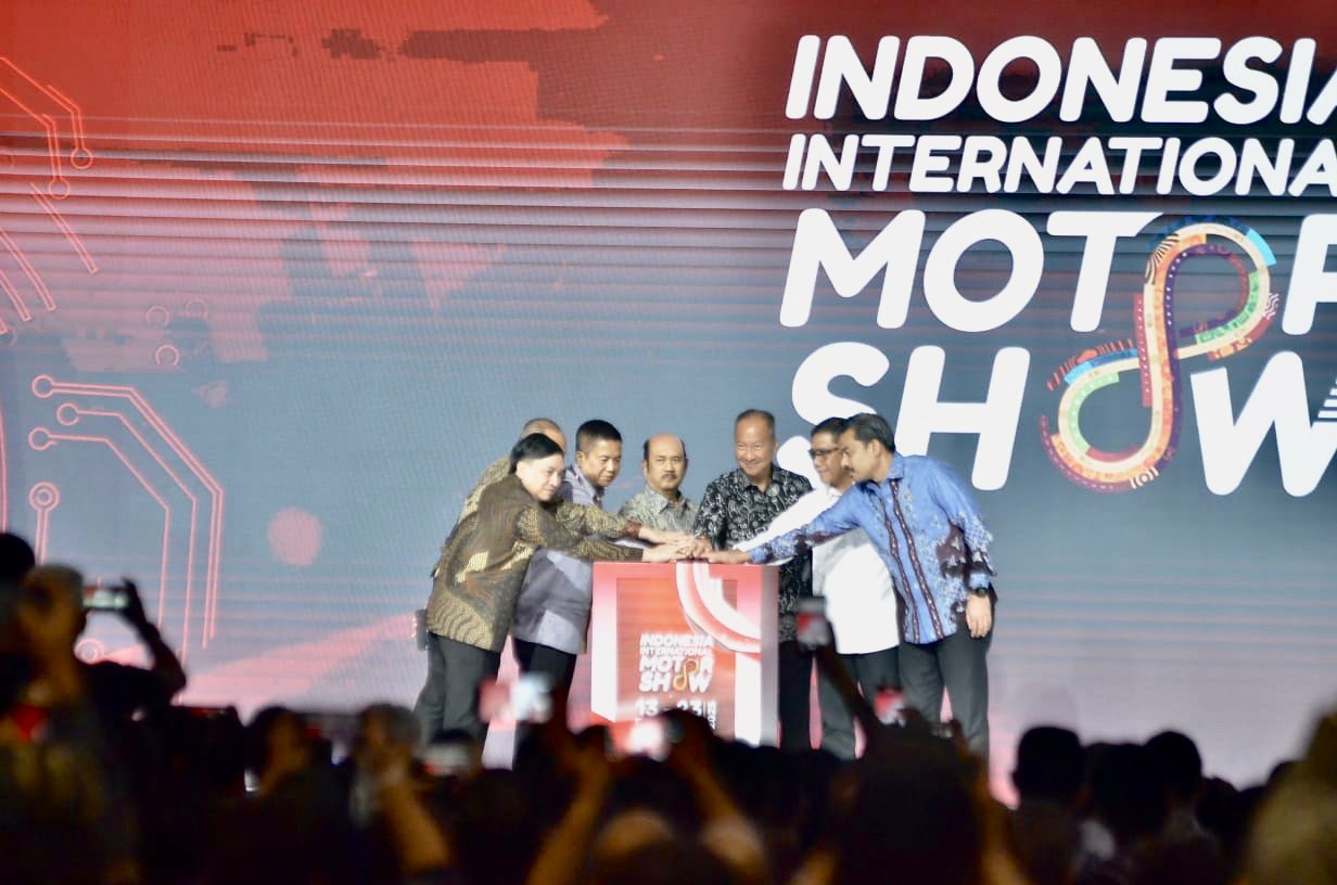 Menperin Agus Gumiwang resmi membuka pameran IIMS 2025 di JIEXPO, Kemayoran, Jakarta, Kamis (13/2). Foto: apakabar.co.id/Bambang