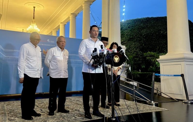 Menteri Koordinator Bidang Infrastruktur dan Pembangunan Kewilayahan Agus Harimurti Yudhoyono bersama Kepala OIKN Basuki Hadimuljono, Menteri Pekerjaan Umum Dodi Hanggodo, Wakil Menteri Pekerjaan Umum Diana Kusumastuti dan Staf Khusus OIKN Bidang Perencan