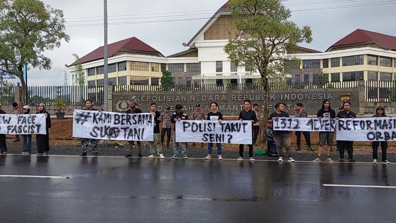 Aksi Kamisan di Kalsel, Massa Menyetel Lagu Sukatani "Lapor Polisi" di Depan Polda