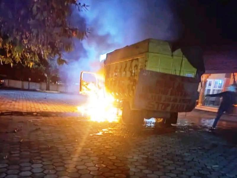 Truk batu bara yang hauling di jalan raya Batu Kajang dibakar orang tak dikenal, dini hari tadi. Foto: Istimewa