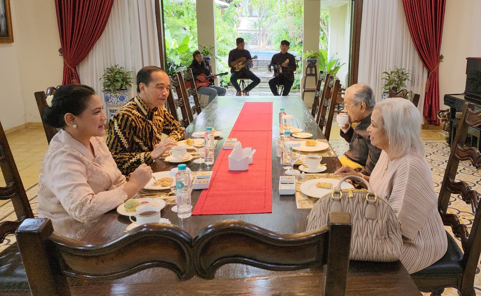 Lagu Keroncong 'Kota Solo' Iringi Pertemuan Jokowi dengan Mahathir Mohamad