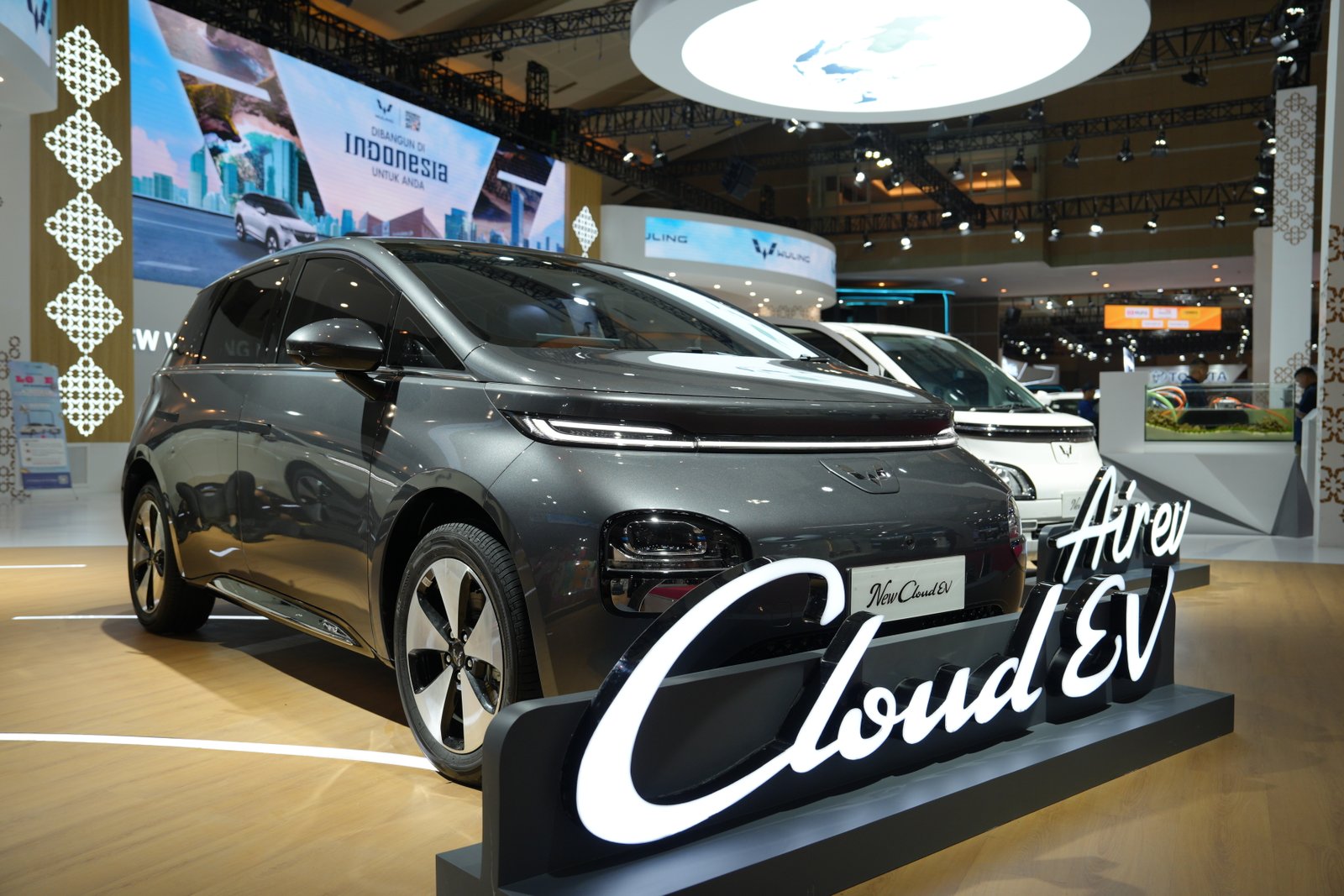Wuling New Cloud EV memiliki 2 tambahan warna eksterior, salah satunya Tungsten Steel Grey. Foto: dok. Wuling