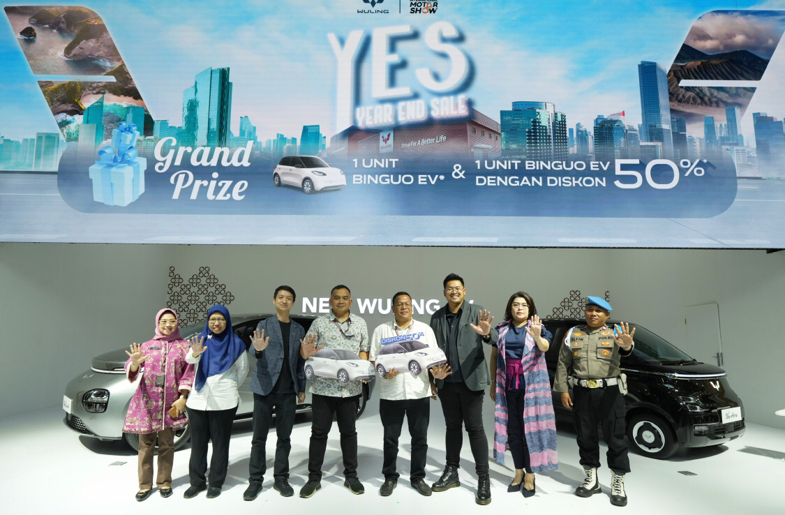 Foto bersama perwakilan Wuling, perwakilan diler bersama para saksi pengundian grand prize YES dari perwakilan kementerian sosial RI, dinas sosial jakarta, notaris dan kepolisian di booth Wuling IIMS 2025. Foto: dok. Wuling