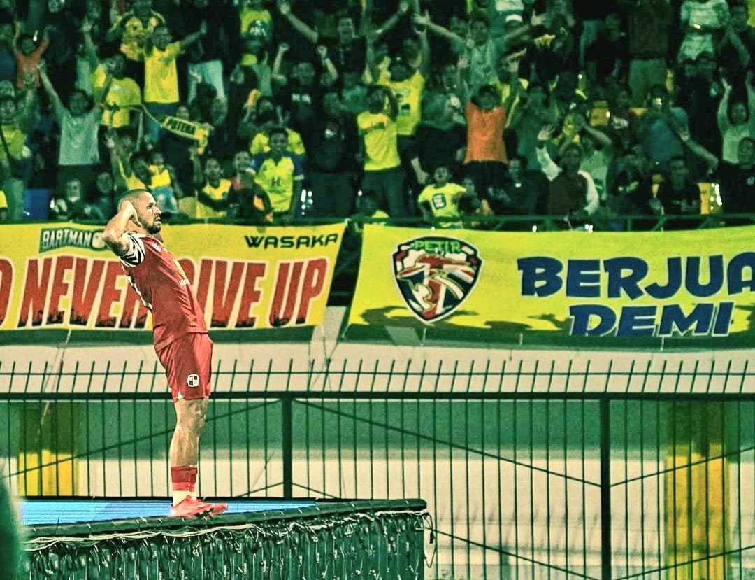 Striker PS Barito Putera, Jaime Moreno, melakukan selebrasi usai mencetak gol ke gawang Bali United pada menit '15, di Stadion Demang Lehman Martapura, Senin (24/2/2025) malam. foto- ig @psbaritoputeraofficial