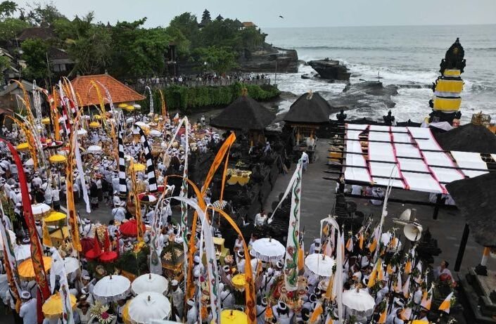 Upacara Melasti di Tanah Lot Diikuti 15 Ribu Umat Hindu