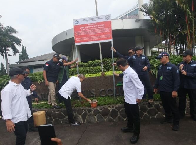 Menteri Koordinator Bidang Pangan Zulkifli Hasan bersama Menteri Lingkungan Hidup Hanif Faisol Nurofiq memasangi papan peringatan lokasi melanggar aturan lingkungan di Kabupaten Bogor, Jawa Barat, Kamis (13/3/2025). Foto: Antara