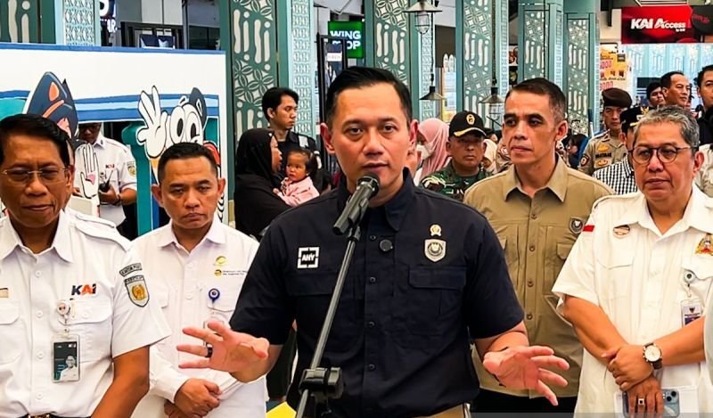 Menteri Koordinator Bidang Infrastruktur dan Pembangunan Kewilayahan Agus Harimurti Yudhoyono (AHY) seusai meninjau Stasiun Pasar Senen Jakarta, Jumat (28/3/2025). Foto: Antara