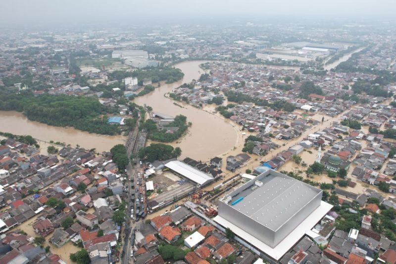 Situasi luapan Kali Bekasi menggenangi sejumlah kawasan di Kota Bekasi, Jawa Barat, Selasa (4/2/2025). Foto: BNPB