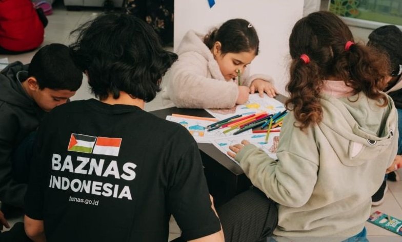 Relawan Badan Amil Zakat Nasional (Baznas) RI tengah melakukan pendampingan psikososial atau trauma healing kepada anak Palestina penderita kanker, yang menjadi pengungsi di Yordania. Foto: Baznas RI