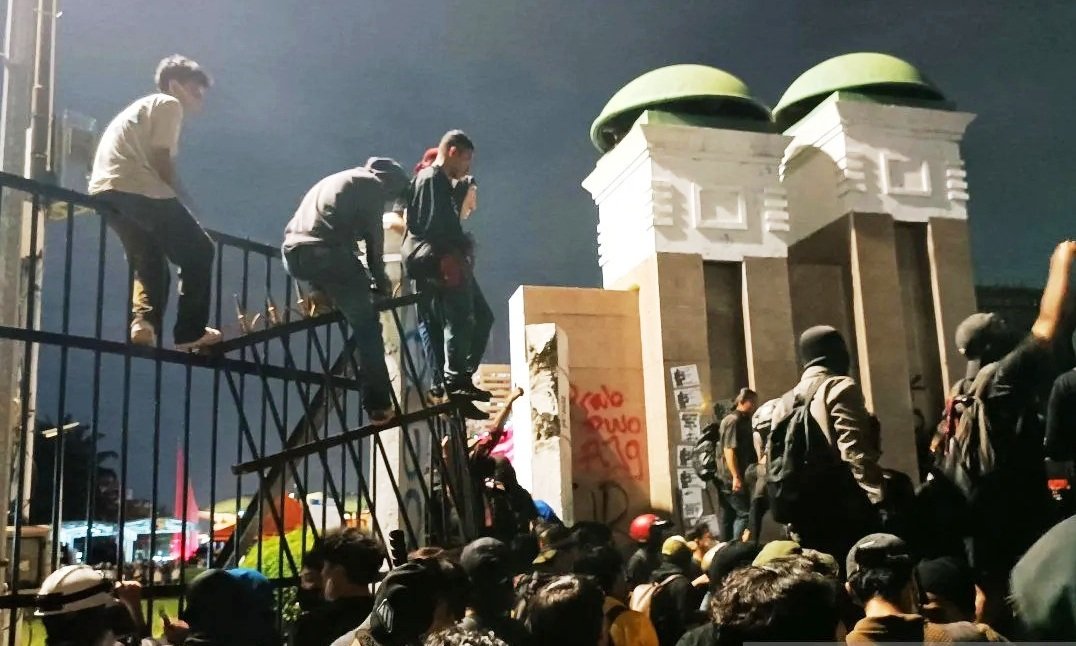 Demo RUU TNI: Pagar Jebol-Aktivis Merangsek ke DPR RI