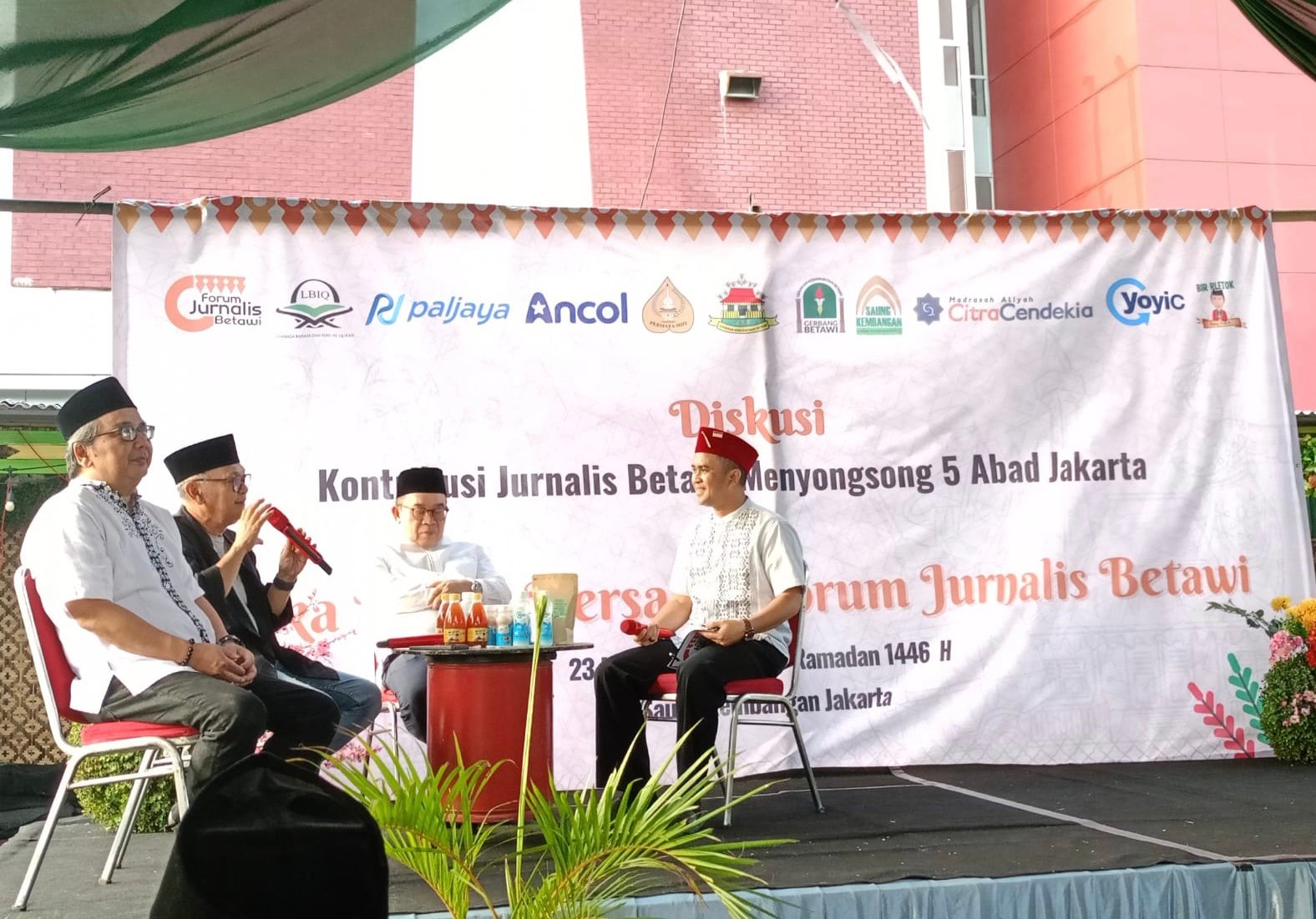 Forum Jurnalis Betawi (FJB) menggelar diskusi dengan Tema Kontribusi Jurnalis Betawi Menyongsong Lima Abad Kota Jakarta di Saung Kembangan, Jakarta Barat, Minggu (23/3). Foto: apakabar.co.id/DF
