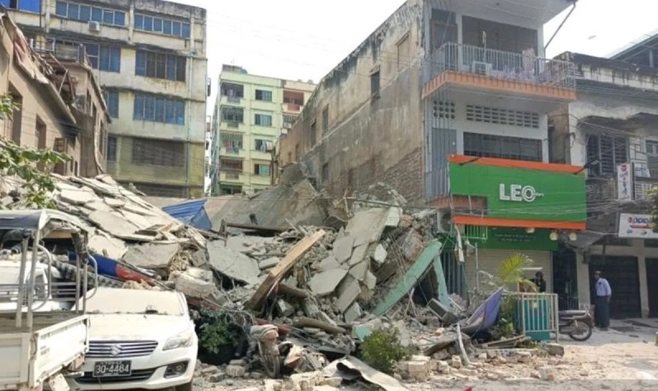 Sebuah gedung yang roboh terlihat setelah gempa magnitudo 7,7 terjadi di Mandalay, Myanmar (28/3/2025). Foto: ANTARA/Xinhua/Myo Kyaw Soe/aa.
