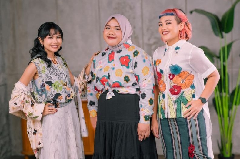 Penulis skenario dan sutradara Kamila Andini (kiri), Direktur Kreatif dari Tab Space Imaniar Rizki (tengah), serta penyanyi yang juga penyiar siniar Nastasha Abigail. Foto: Havaianas