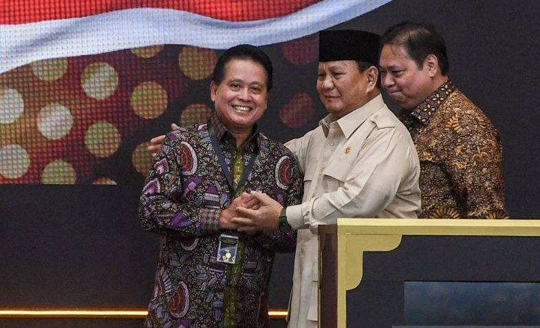 Arsip - Presiden Prabowo Subianto (tengah) berjabat tangan dengan Dirut Bank Syariah Indonesia Hery Gunardi (kiri) dan Menteri Koordinator Bidang Perekonomian Airlangga Hartarto (kanan) usai meresmikan Layanan Bank Emas Pengadaian dan Bank Syariah Indones