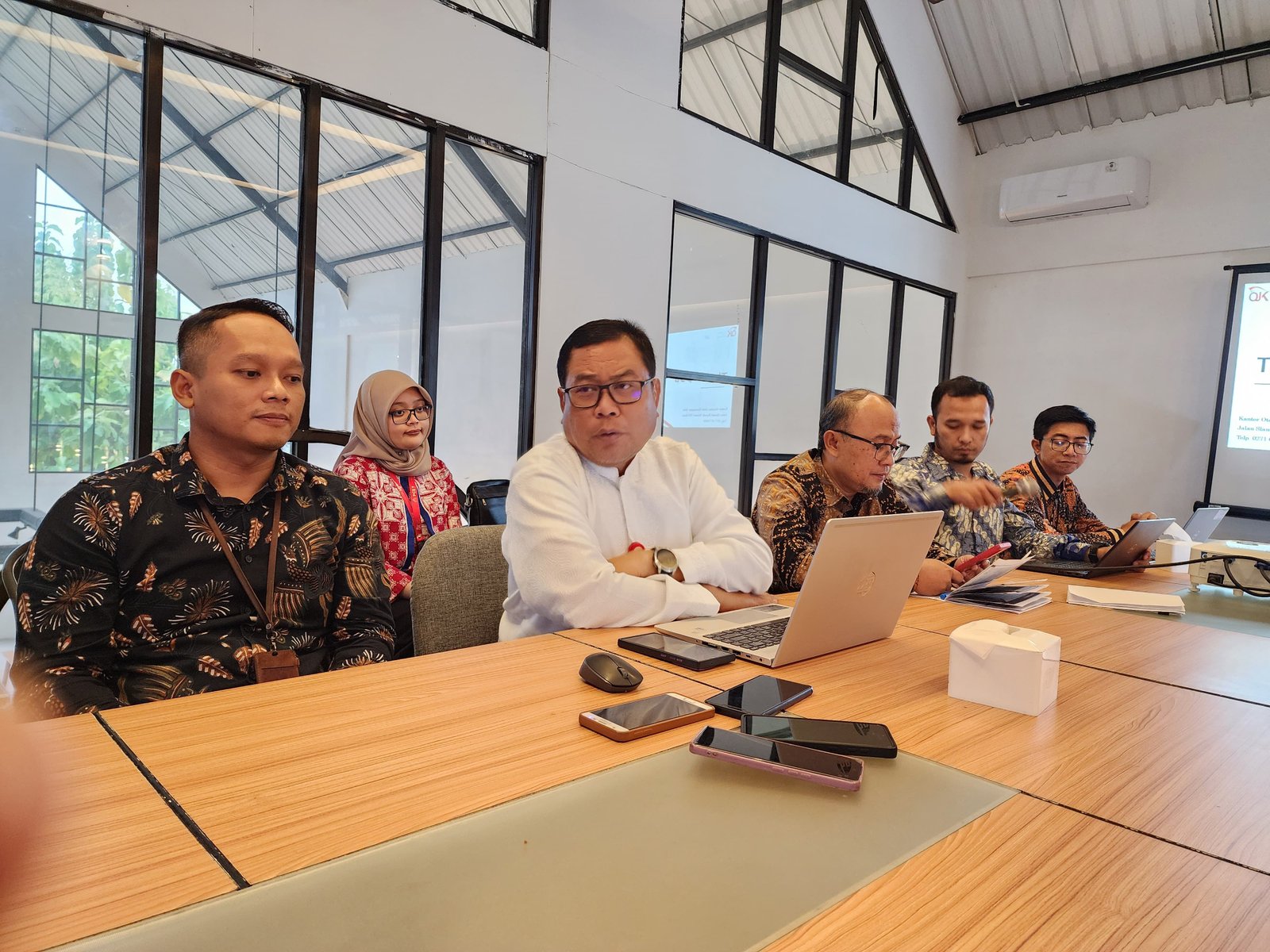 OJK Evaluasi Dampak PHK Sritex terhadap Perbankan