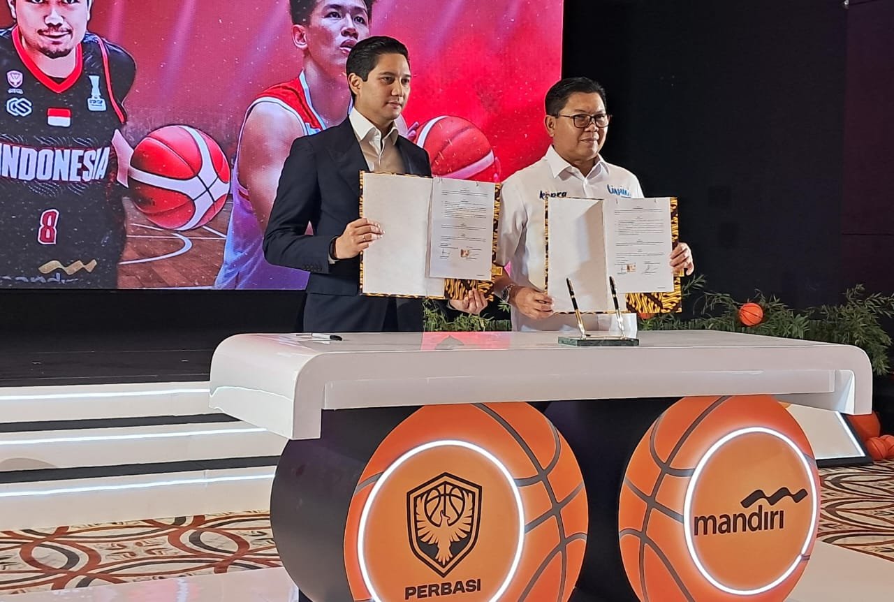Ketua Umum DPP Perbasi, Budisatrio Djiwandono (kiri), dan Direktur Utama Bank Mandiri, Darmawan Junaidi, saat mencapai nota kerja sama membangun basket Indonesia di Jakarta, Selasa (11/2). Foto: Perbasi