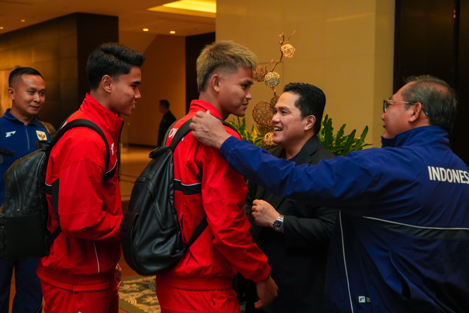 Ketua Umum PSSI, Erick Thohir, saat melepas timnas Indonesia ke Australia jelang pertandingan Kualifikasi Piala Dunia 2026 di Hotel Fairmont, Jakarta, Minggu (16/3). Foto: PSSI 