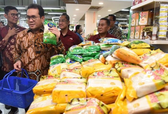 Menteri Perdagangan (Mendag) Budi Santoso saat meninjau pelaksanaan program Friday Mubarak di gerai ritel TipTop, Jakarta, Jumat (6/3/2025). Foto: Antara