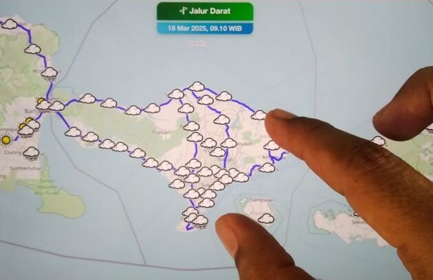 Warga mengakses layanan cuaca di jalur mudik yang disediakan salah satunya melalui aplikasi InfoBMKG diakses di Denpasar, Bali, Selasa (18/3/2025). Foto: Antara