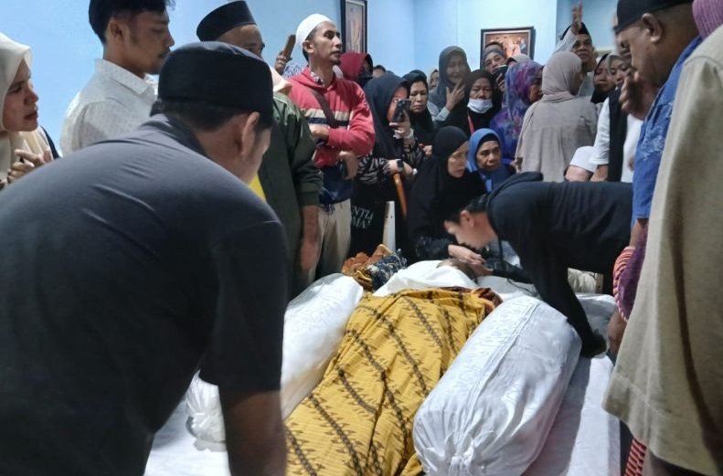 Mantan Gubernur Maluku Utara Abdul Gani Kasuba Dimakamkan di Kampung Halaman